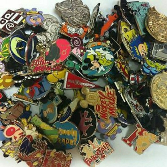 Random lot of Disney pins 10 - Picture 1 of 1